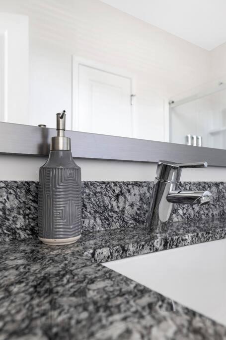 Stylish New Condo In Concord Exterior foto